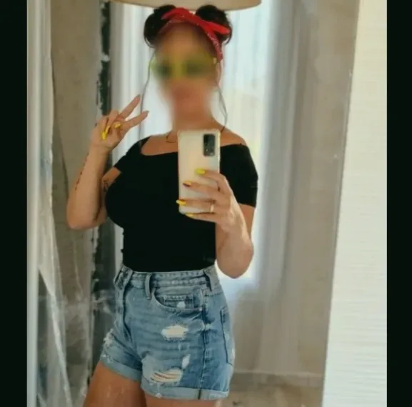 Emilie, 37